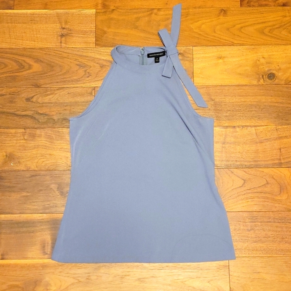 BR sleeveless top
